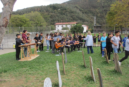 Ikastolalren patioan performance