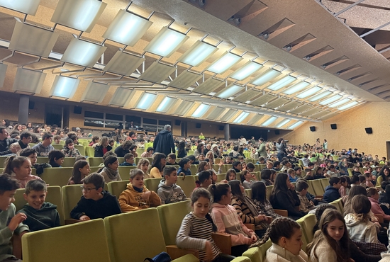 Ikastolako ikaslean Tolosako Titirijain