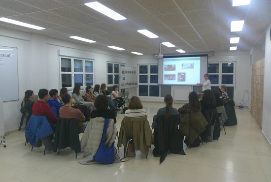 Gurasoak pantailen erabileraren hitzaldian