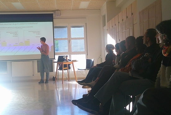 UEMAko teknikaria klaustroaren aurrean