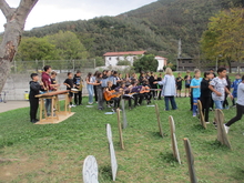 Ikastolalren patioan performance