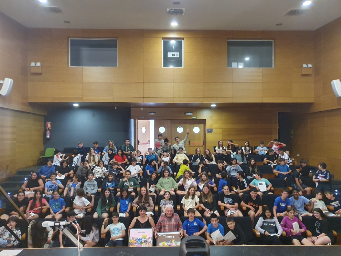 DBH1-2ko ikasleak auditoriumean