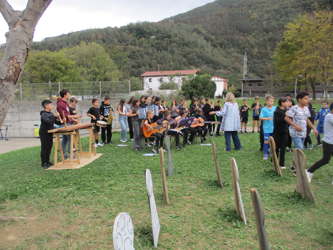 Ikastolalren patioan performance