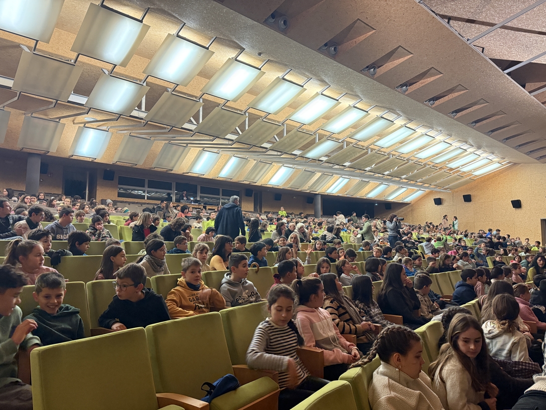 Ikastolako ikaslean Tolosako Titirijain