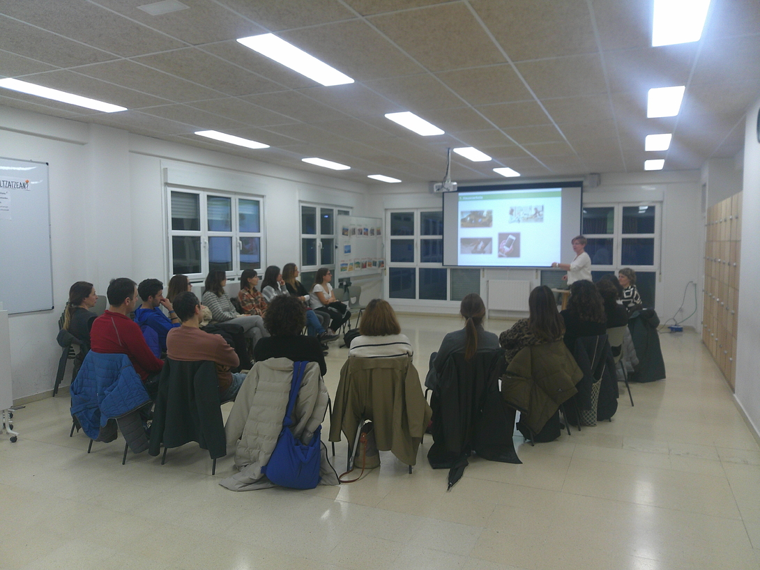 Gurasoak pantailen erabileraren hitzaldian