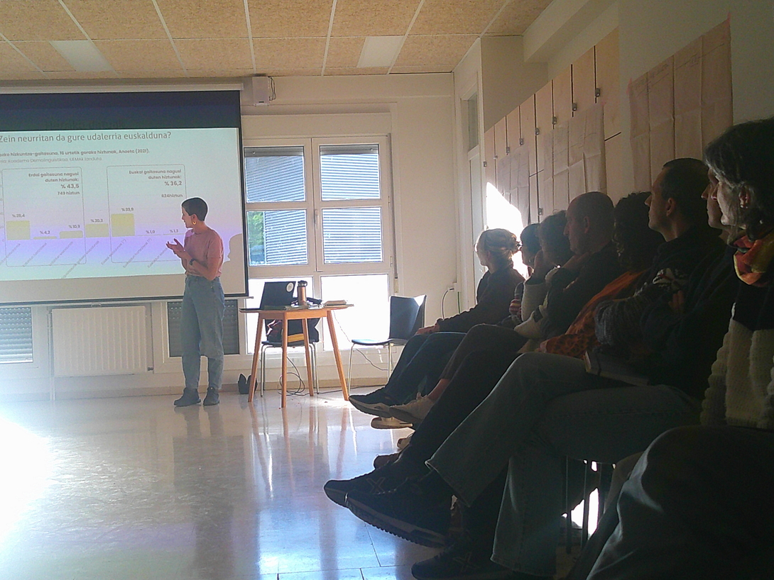 UEMAko teknikaria klaustroaren aurrean