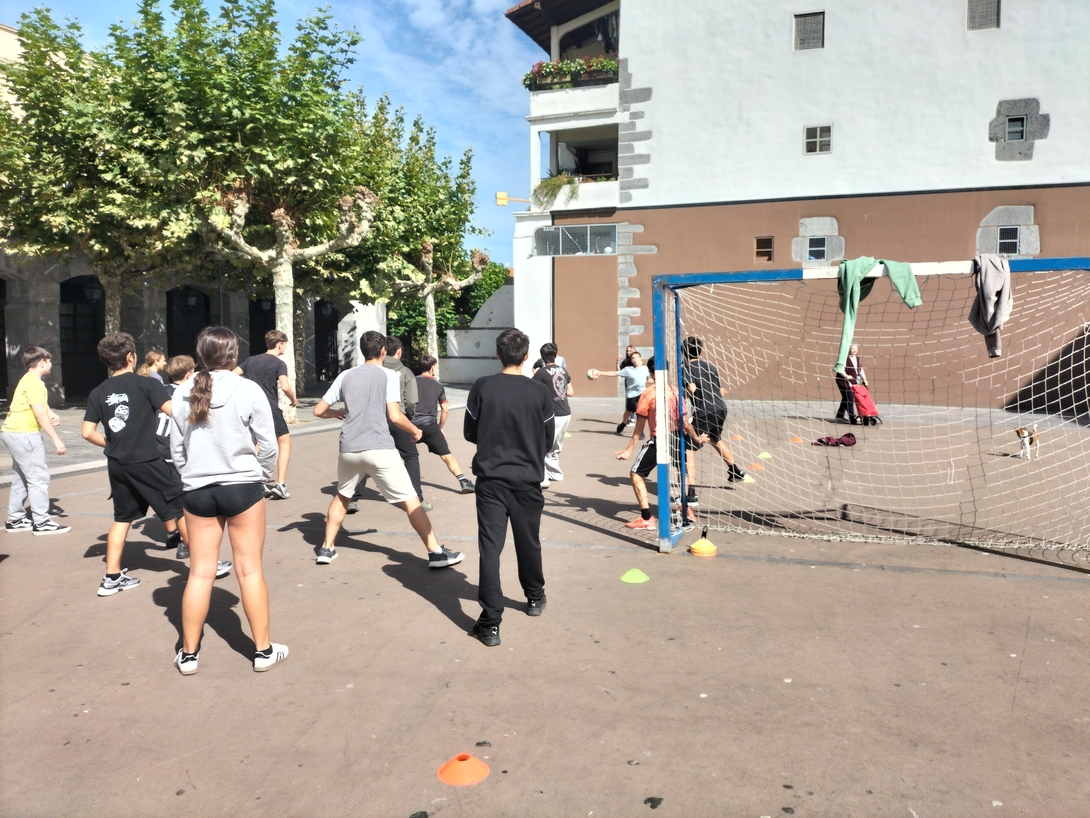 Ikasleak Villabonako plazan